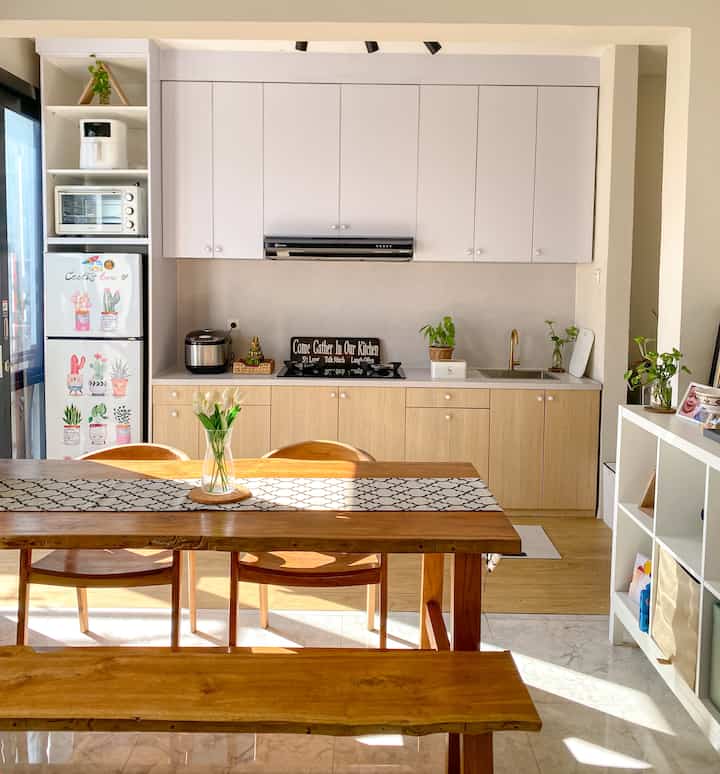 Dapur #segehouse
Karna konsep pada ruangan ini adalah open plan / open space jadi area dapur menyatu dengan tempat makan dan di lanjut dengan ruang tamu / tv

Untuk dapur yang kami miliki memang sangat simple dan tidak banyak perintilan yang ada di top table sebagai hiasan , ini dikarenakan ukuran dapur kami yang terbatas dan agar tidak terlihat penuh dengan barang (mengurasi terlihat berantakan) 

Semua perlengkapan dapur berada di dalam kabinet , sehingga dapur ini terlihat simple tapi rapih.
Dan suami saya menyediakan apar untuk antisipasi kebakaran , karna cenderung kadang kita melupakan sesuatu yang kecil tapi berdampak besar untuk mengantisipasi suatu keadaan yang tidak di inginkan.

Di awal kami mulai ingin menempati rumah ini , hal yang kami lakukan adalah merenovasi bagunan awal dari developer dengan memindahkan dapur di bagian belakang. Bisa di liat di 3 slide terakhir ada bentuk awal bagian dalam rumah ini. Proses dari muli merenovasi dan mengisi rumah ini kurang lebih 2-3 bulan , dan ini bulan 5 kami tinggal dirumah baru ini.

Semoga berjalannya waktu dan kedepannya setiap sudut rumah ini bisa lebih tertata lebih baik lagi dan berdampak baik bagi yang ingin mencari refrensi tentang mendekorasi rumah

#kitchenstyling
#IdeDekorDapur
#MakeoverDapur

