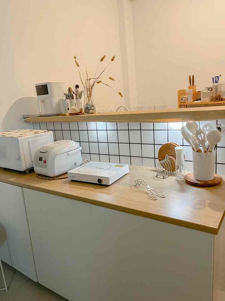 Dapur minimalist ku, gak banyak barang pajangan disini. Aku taruh benda di mejanya, semuanya berfungsi buat sehari hari masak. Oiya buat temboknya aku pakai stiker buat ganti suasana, low budget tapi hasilnya cantik ya 😍.

#kitchenstyling #IdedekorDapur #Makeoverdapur #Dapurpengantinbaru 

