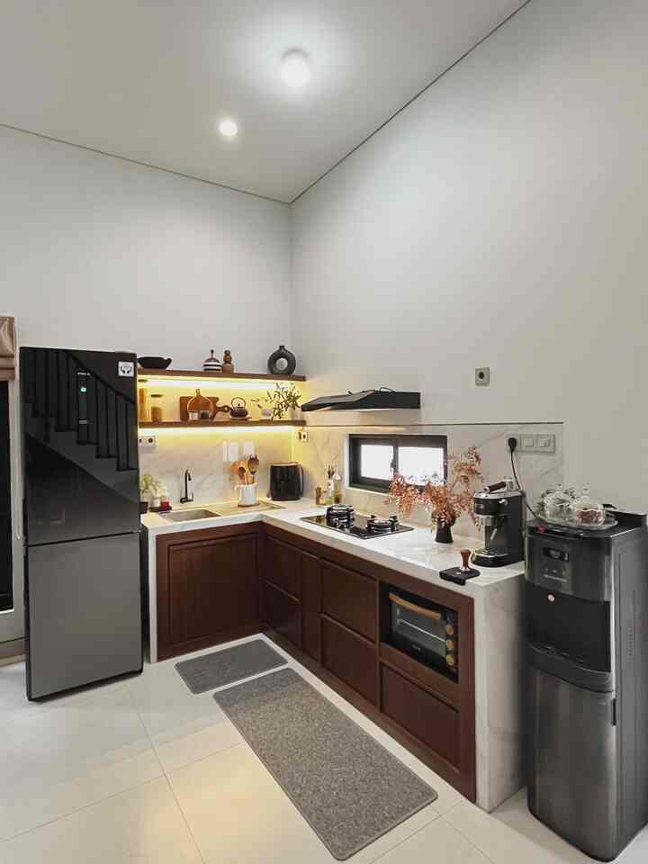 Layout dapur NRHome aslinya berbentuk L, memilih tipe layout L agar lebih mudah dalam beraktifitas di dapur

Dengan dekorasi yang simple & netral, dapur ini terlihat tidak banyak perintilan jadi terkesan minimalis
Agar dapur tetap terlihat rapih, tips mudahnyaa yaitu bersih dan dekorasi yang digunakan sesuai dengan yang pemilik rumah sukai

#KitchenStyling
#IdeDekorDapur
 #MakeoverDapur
#dapurminimalis
#dapursatukamar 