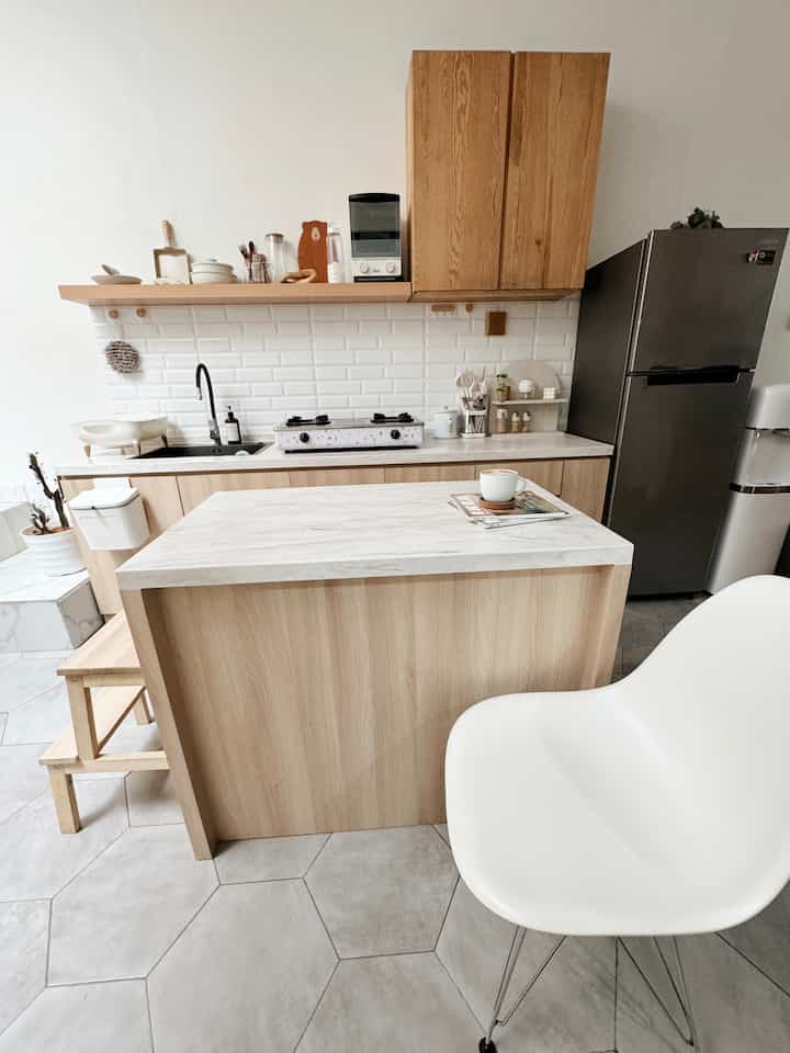 Dapur minimalis dengan nuansa white & wood 🤍🤎

Agar dapur terlihat rapi wajib banget pakai kitchen set, disini kami menggunakan kitchen set bawah yang dilapisi hpl dengan motif kayu dan blacksplash putih agar terlihat clean. Untuk kabinet atas menggunakan kabinet ivar dari ikea yang sudah kami miliki sekitar 7 tahun yg lalu tapi kondisinya masih bagus dan 1 ambalan dari hasil makeover kabinet tv, inilah definisi hemat budget bagi kami dan masih berfungsi dengan baik.

#KitchenStyling #IdeDekorDapur #MakeOverDapur #KitchenMinimalis #DapurWhiteWood #DapurMinimalis