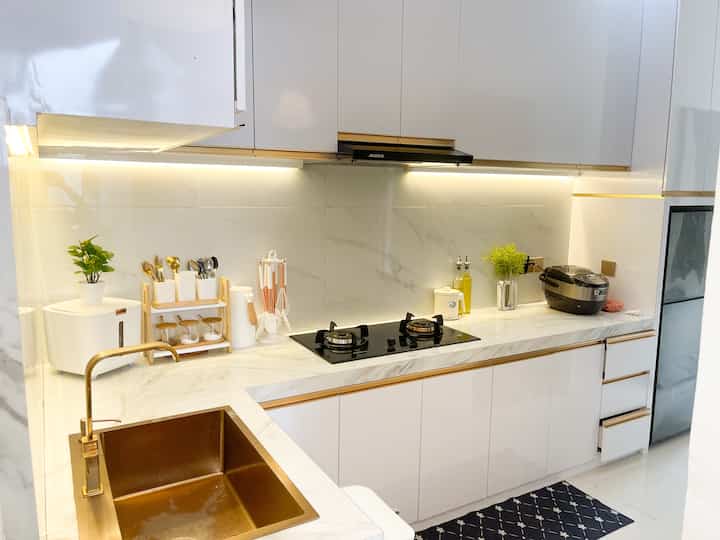 Dapur impian aku selama ini akhirnya terwujud hampir 10th penantian,,ini dapur aku kasi nama dapur gang senggol karna ukuranny sangat minim sekali.perpaduan warna putih dan gold membuat kesan mewah dan aku tidak bnyak memberi printilan diatas meja biar kelihatan lega aja 


#KitchenStyling
#IdeDekorDapur
#MakeoverDapur 
#Kitchenset
#DapurMinimalis 