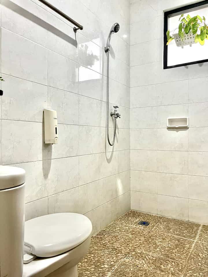 Kamar mandi minimalis ukuran 2m x 1.2m belum banyak dekorasi karena jarang dipakai. Kamar mandi ini letaknya di lantai 2. 

#inspirasikamarmandi #kamarmandiminimalis #bathroom #bathroomidea #dekorasikamarmandi #bathroomstyle #rumahsecond #depok
