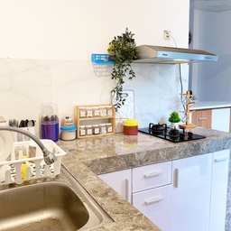 Welcome to my mini kitchen!
Desain yg simpel terletak disudut belakang. Ruangan berukuran 2x1.5m yg disulap menjadi mini dapur. 
#KitchenStyling
#IdeDekorDapur
#MakeOverDapur