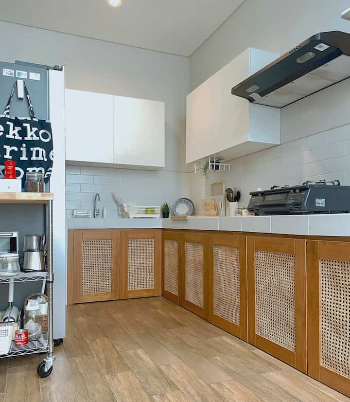 Selamat datang di dapur kami! Dalam rangka menghemat biaya selama menata dapur ini, kami memutuskan untuk hanya membuat pintu penutup di bagian bawah top table dak coran beton yang merupakan bawaan asli developer rumah. Pintu penutup tersebut kami pesan dipengrajin lokal. Untuk ukuran 4x1,7m total harga yang diperlukan dalam pembuatan pintu penutup dari material jati mix rotan adalah Rp. 6,5 juta (sudah termasuk jasa pasang). Oh ya, untuk mengantisipasi rayap dan jamur, kami juga memesab agar pintunya diberi coating anti rayap dan anti jamur.

Bagian bawah dapur tetap plong tanpa sekat karena kami hanya memasang pintu tanpa compartment. Namun demikian, kami merasa desain seperti ini jadi lebih fungsional dan fleksibel karena kami bisa menyimpan benda dengan dimensi besar di bagian bawah dapur

#KitchenStyling
#ideDekorDapur
#MakeOverDapur