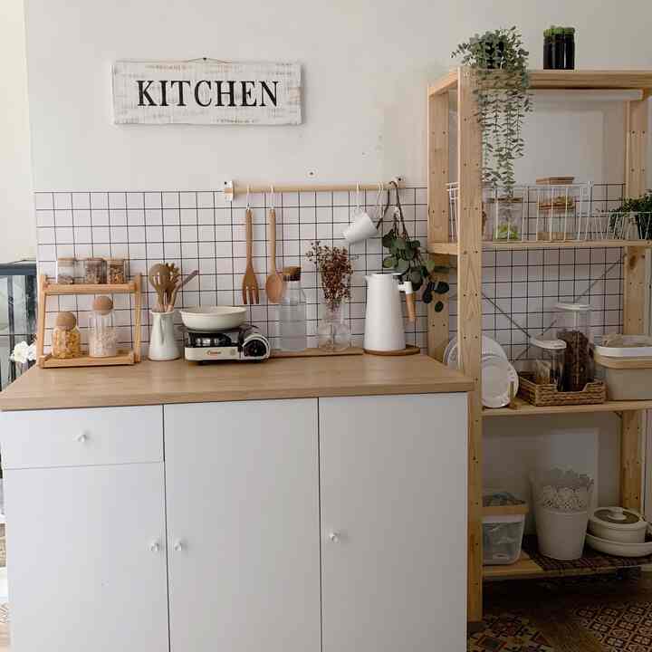 Dapur segaris casadgarlic!

Ini before after dapur segaris nya casadgarlic, before slide terakhir yaa. Untuk kitchen set pilih series knoxhult dari ikea & rak series hejne.

Knoxhult beli di tahun 2018 awet banget sampe ditahun 2024 masih sangat bagus. Top table berbahan plastic abs di tempred tekanan tinggi mix particleboard untuk kabinet-kabinet nya. 
Klw rak hejne material kayu pinus solid. Kenapa pilih ikea ? Karena harga affordable & Untuk perawatan mudah juga pakai lap basah & lap kering

Semoga menginpirasi tetangga 🤍
#KitchenStyling
#IdeDekorDapur
#MakeoverDapur
#casadgarlic