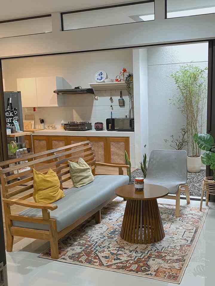 Hi 🙋🏻‍♀️ Ngomong-ngomong soal dapur, kita pengen nih menciptakan dapur dengan nuansa kayu dan tambahan sedikit unsur ‘retro’ dari berbagai kitchen utensils yang sengaja kita pajang.
Tambahan untuk kesan clean, dan fungsional yg pas sama dapur ini, menurut kita kabinet dinding warna putih dari Ikea cocok disandingkan dengan aksen kayu pada bagian bawah dapur 🤍🤎
✨ Oh iya, luas dapur kita 4 x 2,5meter dengan dak beton existing dari developer rumah seluas 3,75 x 1,5meter. Luas dak coran beton existing inilah yg kemudian bagian bawahnya kita pasangi pintu kabinet kayu mix rotan 👌🏻
✨ Nah, untuk kabinet dinding ikea kita pilih seri Knoxhult 120x75cm yang kemudian kita pasang diatas sink dan didekat area kompor untuk memudahkan saat mencuci piring dan memasak.
✨Untuk aneka pajangan yg kebetulan sebagian besar memang kita gunakan juga sehari-hari, kebanyakan adalah barang-barang dari rumah lama kita sewaktu masih tinggal di Jepang 🇯🇵 Jadi sambil masak, kita bisa nostalgia juga 🥰 ‘natsukashine’…

#BTNOAS6 #kitchendesign #kitchendecoration #dekorasidapur 