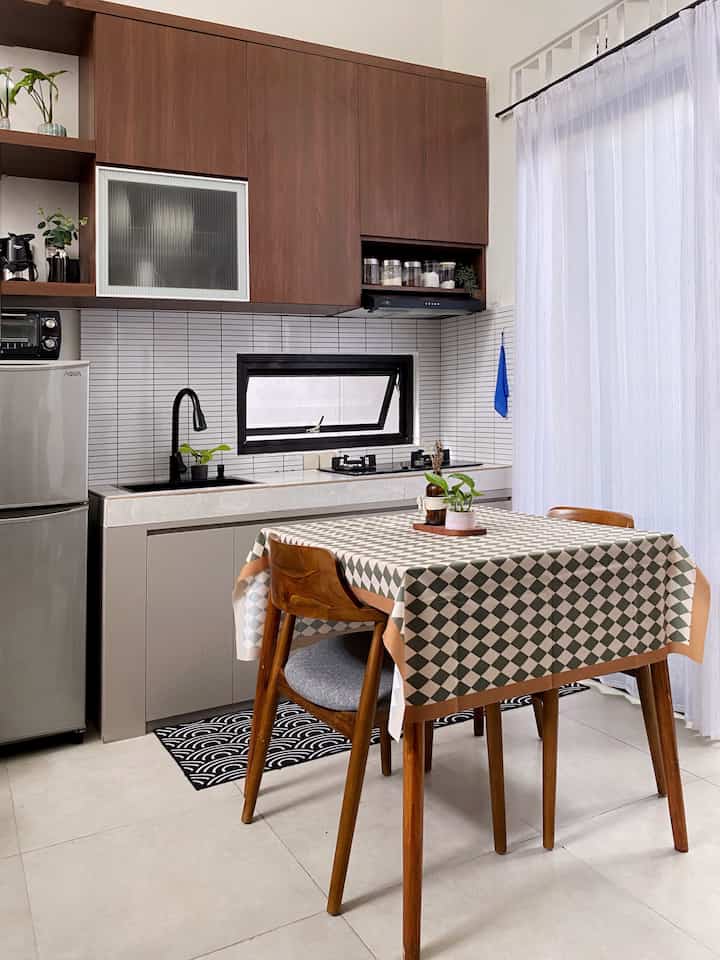 Ini dia dapur mungilku di Daśa Cavana. Dapur ini memiliki panjang 1,8 meter dengan ketinggian meja 85 centimeter, dan menjadi satu dengan area makan. Aku memilih warna coklat caramel walnut dan abu-abu agar sesuai dengan tema rumah secara keseluruhan. 

Meskipun mungil, namun penataan layout dapur ini aku sesuaikan dengan urutan memasak yang aku pelajari di dunia arsitektur, yaitu kulkas - sink - kompor. Jarak antara sink dan kompor cukup untuk aku gunakan dalam menyiapkan bahan masakan.

Masih seperti area lainnya, aku mengorganisasikan alat dan bahan memasak didalam rak tertutup. Aku meminimalisir barang di meja dapur agar bisa terasa lebih leluasa. This is a hint of having a tiny space :)

#KitchenStyling #IdeDekorDapur #MakeoverDapur #tinykitchen #kitchen #dasacavana #minikitchen 
