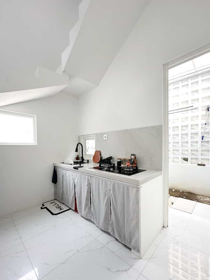 SIMPLE KITCHEN 
-
karena kegiatan kita di dapur hanya sebatas ngopi , merebus mie atau hal yang instan dapur kita layoutnya hanya segaris dan simple belum terlihat ada keramaian dekorasi seperti hambalan dan kitchenset , untuk membuat dapur simple kita menggunakan desain full warna putih dan abu abu sehingga terlihat clean , untuk aksen hitam ada di sink dan kompor tanam


#KitchenStyling #IdeDekorDapur #MakeoverDapur #kitchenidea #simple #minimalist #minimalis #white #lighttone #dapursegaris #angkahouse