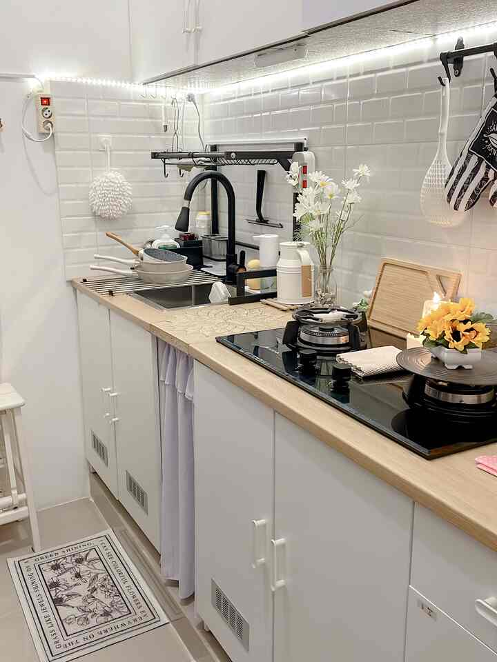 ✨ Suasana Malam Dapur ✨ #dapursegaris
Dapur ini adalah Jantung dirumah kami 🤍

Tema: Scandinavian + sentuhan Japandi
Luas: 2.5 x 2 m

Karena ukuran luas dapur ini sangat minimalis, maka kami sangat memikirkan matang-matang ukuran perabot & kitchen setnya serta warna-warnanya. 
Pemilihan warna juga sangat penting, kami mencari warna-warna cerah sebagai dasarnya & accesories Hitam agar tidak terlalu pucat. 

Kami memilih Kitchen Set "Knoxhult by IKEA", karena:
🤍 Tone warna nya yang sesuai dengan tema kami, Putih Kayu. 
🤍 Harga Terjangkau
🤍 Model Simple & minimalis
🤍 Bisa Custom aksesoris, seperti: Handle & pintu

Kami selalu menjaga kebersihan dapur ini, karena warnanya yang terang, sehingga mudah terlihat jika kotor. 
Sangat penting Untuk Estetika & Fungsional. 


 #KitchenStyling #IdeDekorDapur #MakeoverDapur #dapurminimalis #kitcheninspiration #dapurikea #mydreamskitchen #kitchenidea 