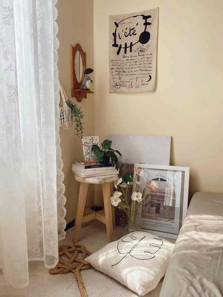 Karna ada kerjaan, meja kecil yang biasa ada dikamar lagi diungsikan ke belakang. Alhasil jadi kosong deh pojokan ini. Belakangan lagi suka nyante dideket jendela sini, dan lagi mood banget ama tema yg agak vintage dreamy gitudeh..

#bedroomcorner #inspirasidekorkamar #bedroomcornerinspo #farmhouse #vintagedecoration #dekorasisudutkamar