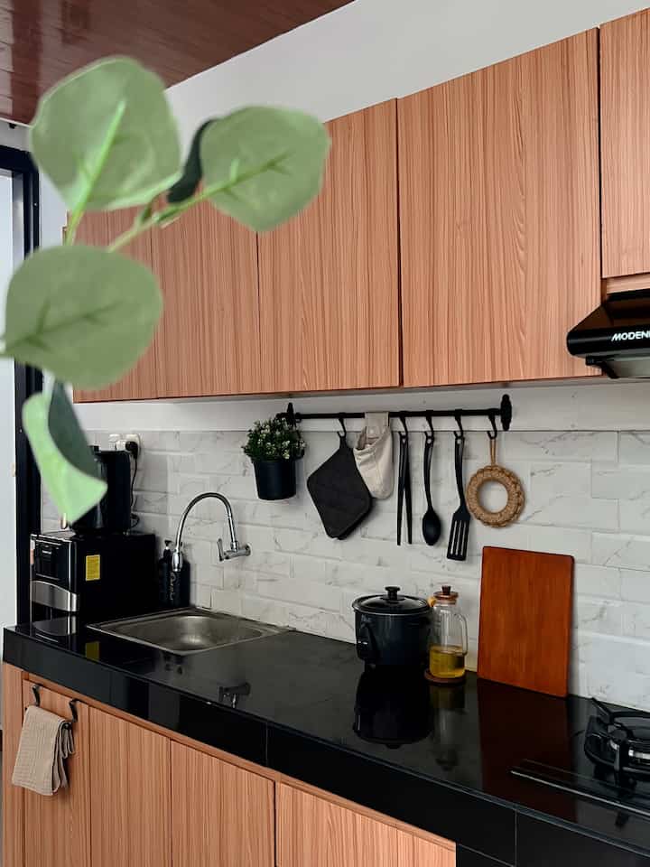 Dapur segaris ini berukuran 2.5m berkonsep 'introvert' atau menggunakan full kabinet tertutup agar visual yang ditunjukkan terkesan rapih dan clean. Menata dapur versi aku adalah dengan memadukan warna senada, seperti dapur di #bruwnhouse yang bertema black and wood, kithcen appliances yang aku pilih mostly berwarna hitam ✨

#KitchenStyling
#IdeDekorDapur
#MakeoverDapur
#IndustrialKitchen 