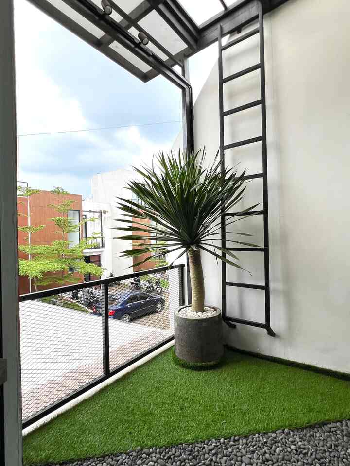Spot yang jarang terekspos di #bruwnhouse adalah balcony ini. Tidak terlalu besar, tapi cukup untuk digunakan bersantai saat sore hari. Kami memutuskan menggunakan kanopi kaca agar penerangan cukup, tapi kalau saat siang hari cukup terik di balkon ini 😅

#Balcony
#InspirasiBalkon
#IdeRumahMungil
#RumahIdaman
#IndustrialHouse