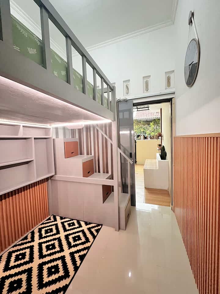 Kamar tidur anak ukuran 260x190 cm.
Kecil ya ukurannya… tidak seluas kamar lain, disini lah tantangannya gimana caranya agar bisa maksimal fungsinya.

Jadi aku akali dengan furniture tempat tidur tingkat, dimana tangganya bisa dijadikan storage baju/mainan anak, dibawah tempat tidur masih bisa untuk space meja belajar dan area berman anak.
Ditembok nya pun ada space buat rak buku.

Alhamdulillah walau sempit, masih bisa diakali dengan tepat memilih furniture dan akhirnya bisa muat semuanya.
Semoga menginspirasi

#bedroom #bedroomanak #kamarbermain #kamartiduranak #kamaranaklakilaki #kamaranak #bedroomdesign 