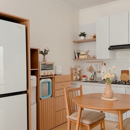 Dapur impian yang aku dan suami usahakan dari 0. Awalnya, kami hanya punya area kitchen set saja dengan lantai bawaan developer. Seiring berjalannya waktu, kami memutuskan makeover lantai dengan vinyl.
Nah, saat itu belum ada anggaran untuk membuat kitchen appliances cabinet. Masih pakai furniture lepasan.
Lalu setelah sekian lama menabung, alhamdulillah dapur & layoutnya sudah seperti sekarang. Senang dan happy sekali rasanya 😍
Untuk desainnya sendiri, kami lebih senang melihat rumah-rumah Korea & Jepang. 
Semoga menginspirasi ya, pelan-pelan aja dalam mengisi dan membangun rumah 🥰
#KitchenStyling
#IdeDekorDapur
#MakeoverDapur
#kitchen
#dapurmungil
#dapurminimalis