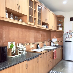 • Kitchen •
Dapur dengan kitchen set I shape ini awalnya adalah dapur bersih, tapi sekarang aku jadikan dapur utama.
Countertop menggunakan bahan kayu yang dilapisi dengan lapisan motif (kurang tau namanya, seperti pvc bertekstur).
Kitchen set ini dilengkapi dengan pull out board (last slide) untuk menambah area kerja, bisa untuk menyimpan bahan makanan maupun memproses bahan makanan.
#KitchenStyling
#IdeDekorDapur
#MakeoverDapur
#DekorasiDapur #dapur #dapurantik #dapurcantik #dapurminimalis 
