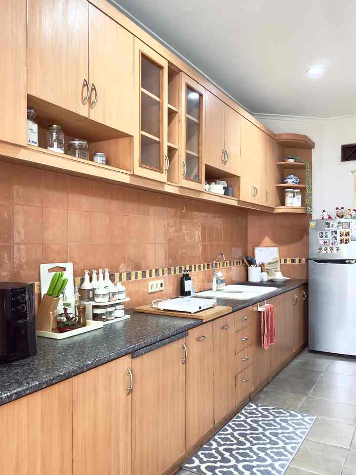 • Kitchen •

Dapur dengan kitchen set I shape ini awalnya adalah dapur bersih, tapi sekarang aku jadikan dapur utama.

Countertop menggunakan bahan kayu yang dilapisi dengan lapisan motif (kurang tau namanya, seperti pvc bertekstur).
Kitchen set ini dilengkapi dengan pull out board (last slide) untuk menambah area kerja, bisa untuk menyimpan bahan makanan maupun memproses bahan makanan.

#KitchenStyling
#IdeDekorDapur
#MakeoverDapur
#DekorasiDapur #dapur #dapurantik #dapurcantik #dapurminimalis 
