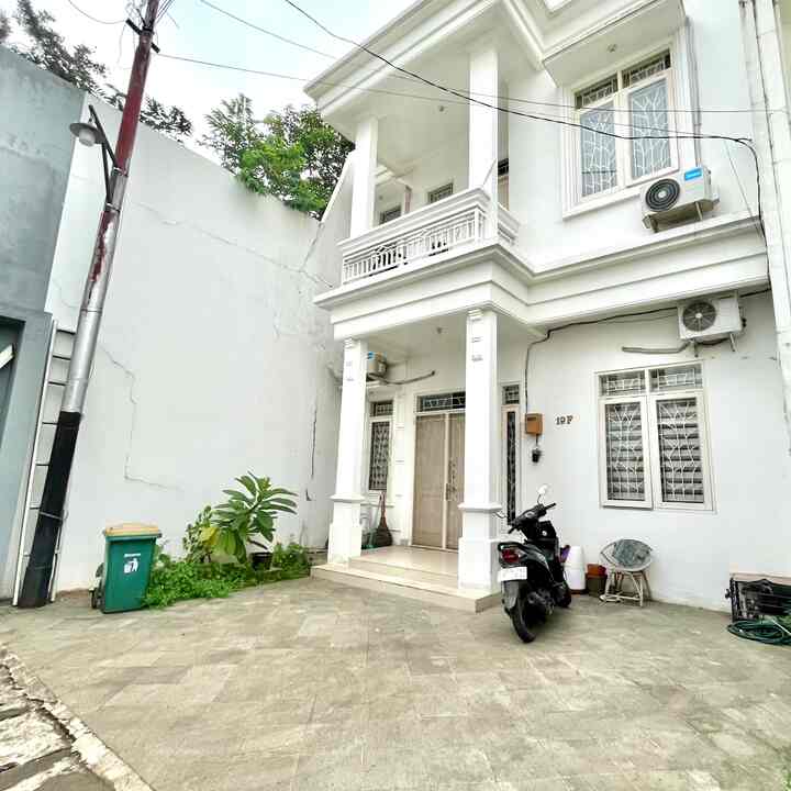 Karena punya rumah yang gak terlalu luas, aku memilih desain dan warna ala rumah minimalis. Masih perlu banyak yang dirapihin, but welcome to my tiny house!

#FacadeStyle
#deFasad
#InspirasiFasad