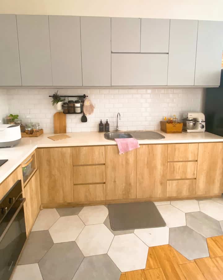 Welcome to our skandinavian kitchen...

Bagian dapur ini pertama kami renovasi pada tahun 2015 menggunakan jasa dari Dekoruma. Tidak seperti ruang lain dalam rumah kami, kali ini kami memilih tema Skandinavian Minimalis. Minimalis karena kami ingin dapur yang mudah diatur dan dibersihkan, skandinavian karena sedang tren pada jamannya.

Pada renovasi kedua tahun 2022, kami mengganti lantai keramik dengan menambahkan lantai hexagon dan granit dengan motif kayu.

Karena aku suka area yang luas saat memasak, kitchen utensil seperti sendok dan pisau, ataupun bumbu-bumbu kusimpan di dalam laci kitchen set. 

Untuk wadah perdapuran aku banyak menggunakan wadah kaca karena selain cantik, wadah kaca juga terbukti lebih aman untuk menyimpan bahan makanan. Wadah kaca yang cantik tidak hanya bisa kita beli di toko lho, memakai wadah bekas seperti wadah kopi yang saya gunakan juga terbukti bermanfaat dan tetap estetik!.


#KitchenStyling
#IdeDekorDapur
#MakeoverDapur
#skandinaviankitchen
#minimaliskitchen