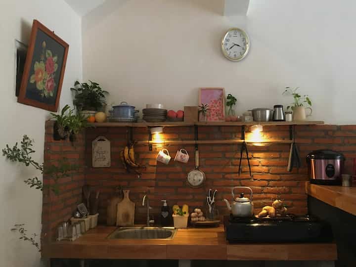 Halo..
Ini dapur aku.
Foto diambil kala sore hari.
Dapur mungil 2,5 * 1,5m
Menggabungkan tema vintage dan industrial, aku memakai keramik motif kayu, dengan penambahan bata expose, pada bagian dinding, lalu atur minimalis lighting, terciptalah suasana romantis😍, humm.. biar makin betah masak.

Bagian kiri, bersebelahan langsung dengan dinding kamar mandi. Agar tidak terlalu kentara, bagian ventilasi kamar mandi aku gantungkan pajangan kristik, motif bunga mawar karya ibu aku, waktu masih gadis 😘

Dapur aku, tidak memakai kitchen set, selain untuk menghemat budget, aku lebih suka open space seperti ini.
Untuk ambalan, aku memakai siku besi warna hitam, agar lebih mengena tema industrialnya.

Aku juga meletakkan beberapa tanaman, untuk menambah segar suasana dapur ambro. 

#KitchenStyling
#IdeDecorDapur
#MakeoverDapur