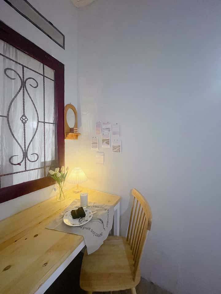 A dining room that takes advantage of empty spots in the house. There's not much to do here, but as a snack corner, or read a book, it's quite comfortable 🤍


#dinningroomstyle
#pluralidea
#inspirationplural
#dinningspace
#aestheticdiningroom
#minimalist
