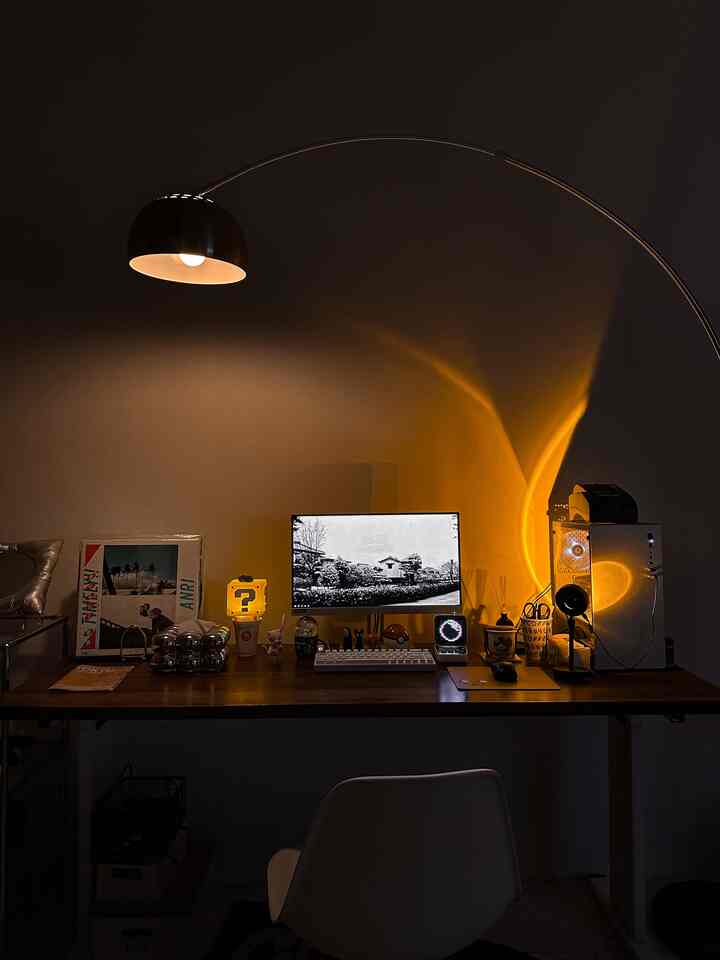 MEJA KERJA ( NIGHT VIBES )
-
meja kerja adalah ruang yang sering kita gunakan hampir setiap hari setiap menit pasti duduk disini dan kita mendesain layout sedemikian rupa agar kinerja kita menggunakan komputer nyaman. Untuk dekorasi yang membuat nuansa lebih nyaman adalah lampu karena malam hari kita sengaja matikan kampu utama agar suasananya hangat


#mejakerja #workspace #home #homedecor #homeinspo #decoration #minimalist #angkahouse #jawatengah #rumahkotak