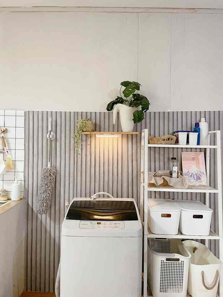 Kebanyakan dari beberapa spot di rumah memakai tema minimalis, pun untuk laundry space ini. Memilih tema minimalis karena bisa memaksimalkan ruangan yang terbatas, dan memanfaatkannya dengan baik. Didukung dengan memilih beberapa barang warna putih dan memakai beberapa storage. 

Semoga bermanfaat. 🤍


#minimalist 
#homedecorinspo
#rumahestetik
#laundryspace