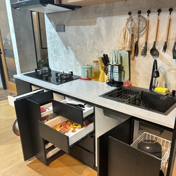 Kali ini aq mau nampilin detail dari dapur Wina.Home. Dapur mini ini kecil2 cabe rawit. Hehe jadi sengaja aq bikin rak2 tersembunyi, biar perabotan2 dapur aman tersimpan dan gak kliatan berantakan. 😆
#kitchenstyling
#idedekordapur
#makeoverdapur
#industrialkitchen
#dapurindustrial
#eumahcibubur