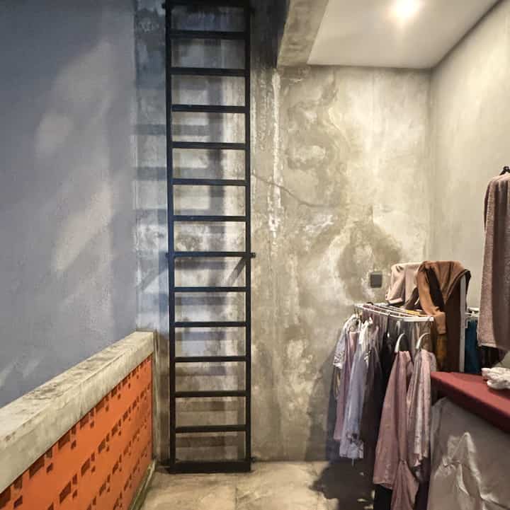 Ada 1 sudut ruangan terbuka di Wina.Home, nah area ini aq manfaatin untuk bikin Laundry Room. Space nya tdk terlalu besar,, dan bisa langsung terkena matahari. Tapi ga enaknya kalau hujan,, jemurannya jadi kehujanan juga😂
#laundryroom
#idelaundryroom
#laundryindustrial
#ruangcuci
#ruangjemur
#rumahcibubur