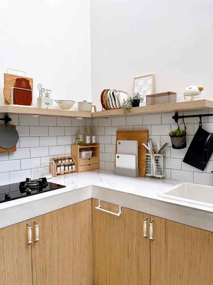 Caraku menata dapurku 🤍

Dapur di rumapertama ini bentuknya letter L dengan ukuran 3 meter, tinggi 85cm dan lebar 60cm

Disini aku pakai barang-barang yang masih senada dengan tema rumahku, dan aku pilih yang estetik tapi tetap berfungsi 🤍

Kalau dapur rapih, yang masak juga ikutan happy 🥰

#KitchenStyling #IdeDekorDapur #MakeOverDapur #Dekorasirumah #Dekorasidapur #kictheninspiration #kitchenideas #inspirasidapur #kicthen

