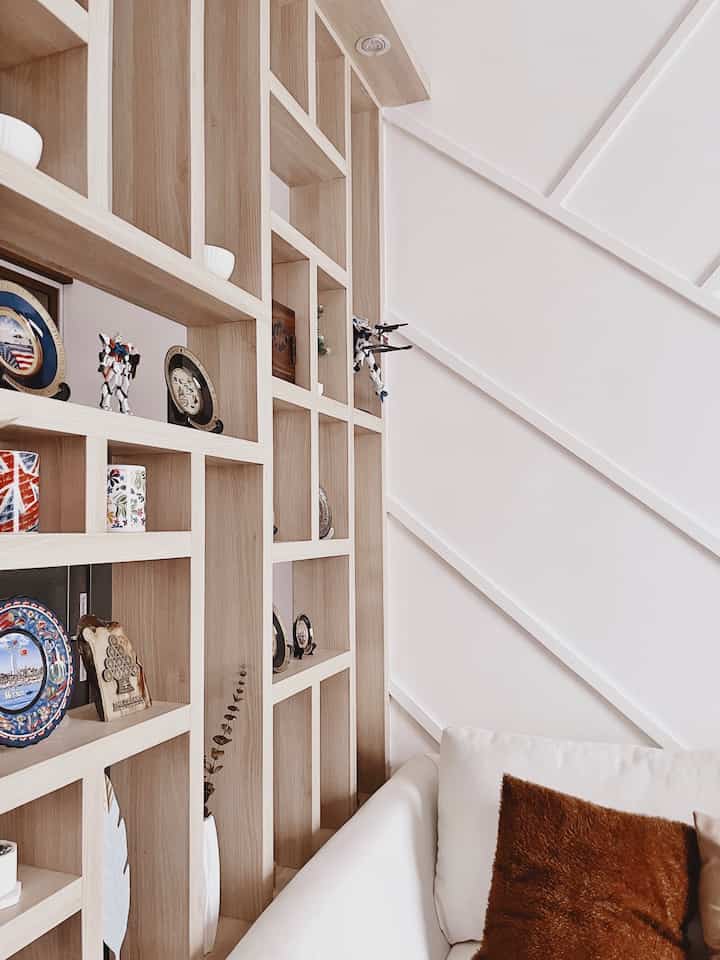 Karna suami hobi koleksi piringan hias dari berbagai negara yang pernah dikunjungi saat berlayar, kami memutuskan membuat partisi yang sekaligus difungsikan menjadi galery display.

Partisi ini sebenarnya pembatas antara area living room dan mini bar. Awalnya kami desain berbentuk kisi kisi namun setelah konsultasi dengan tim interior desain, kami merubah desainnya menjadi sekat sekat kotak.

Partisi ini memiliki ukuran yang cukup besar, aksen woodnya mempertegas konsep rumah ala Japandi.

#partisikayu 
#galeridisplay
#JapandiStyle
#RumahEstetik
#InteriorDesain