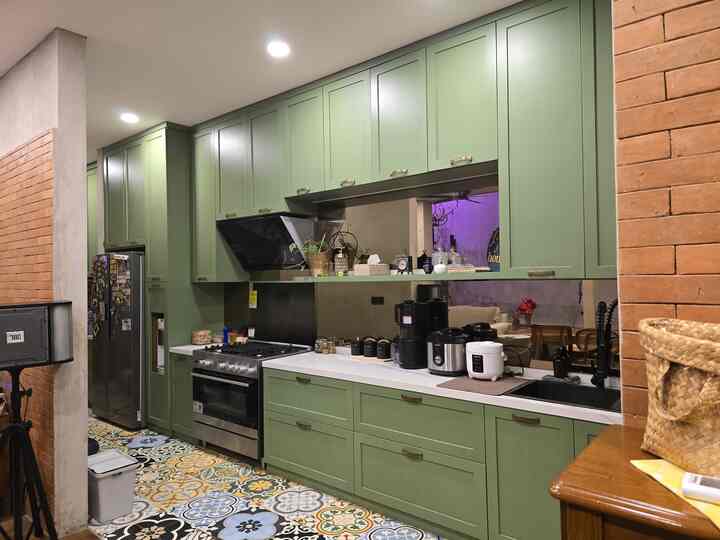 Dapur ini menjadi salah satu center point di rumah buaran, karena warnanya yang cukup stand out. Penggunaan warna sebisa mungkin kombinasi antara hijau, hitam, dan touch of white. Penggunaan brown mirror sebagai back splash membuat ruangan terlihat lebih lapang, dengan konsep terbuka dan menyatu dengan ruang makan.Pembagian dapur kotor dan dapur bersih masih diterapkan disini. 

#KitchenStyling #IdeDekorRumah #MakeoverDapur #Tropicalhouse #Indonesianhomes