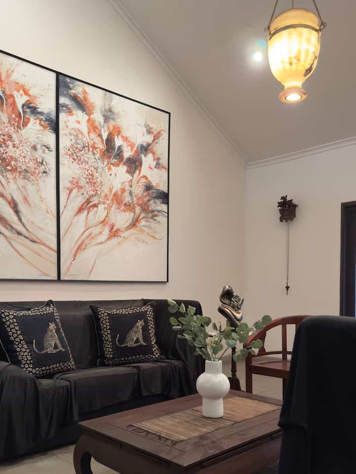 • Foyer •

Bagian terdepan rumah, tempat menyambut tamu yang datang.

Lampu gantung, jam cuckoo, mini piano dan furniture vintage di ruangan ini menjadi ciri khas tersendiri. 
Bisa dibilang ruangan ini yang paling berasa vibe vintage nya.

#foyer #ruangtamu
#vintagestyle 
#ruangtamutanpatv #dekorasiruangtamu 
#dekorasirumah #furniturantik 