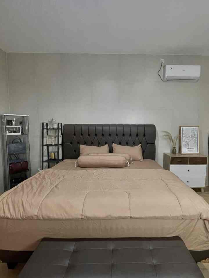 Spill tipis kamar tidur utama yang masih banyak space kosongnya
Kamar tidur ini beda diantara ruangan lainnya karena dinding ya full granit, supaya meminimalisir maintenace pengecatan dinding ke depannya. Jadi lebih awet untuk jangka panjang dan bikin suasana kamar di siang hari lebih adem meskipun ga pake AC. Untuk granitnya pake yg finishing matte ya karena klo glossy jadi kyk dinding kamar mandi
Perintilannya mash standart ada lemari baju, meja nakas, rak besi sama rak kaca. Rencananya di sudut mau taro single accent chair buat duduk santai. Kira2 enaknya tambah furniture apa lagi yaa?

#bedroominspo #kamartidur #dekorkamartidur #bedroomstyling #homeinterior  #kamarminimalis