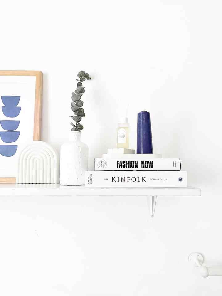 Salah satu area di kamar utama mengisi floating shelf dengan beberapa elemen dekoratif 🤍

#RumahLama
#Scandinavian
#Japandi
#Bandung
#HomeDecorativeItems
#DecorLowBudget
#InspirasiKamar