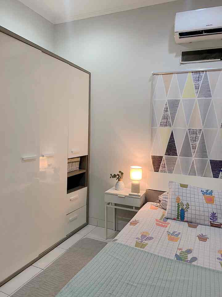 Haiii semua, kenalin ini kamar anakku yang cowo. Memang tidak terlihat terlalu anak2 gitu ya karena aku memang mutusin untuk pakai furniture yang netral biar ga ganti2 lagi sampai anakku besar nanti. Untuk menambahkan sentuhan anak2 paling aku main di printilan dekorasi aja kayak seprei dan hiasan2 di meja ya. Gorden juga aku pilih yang roller blind bermotif biar agak rame sedikit nih kamarnya ga polos banget 😊 #kamaranak #kamaranakcowo #kamaranaklakilaki #kamarminimalis #dekorasikamaranak #inspirasikamaranak #idekamaranak