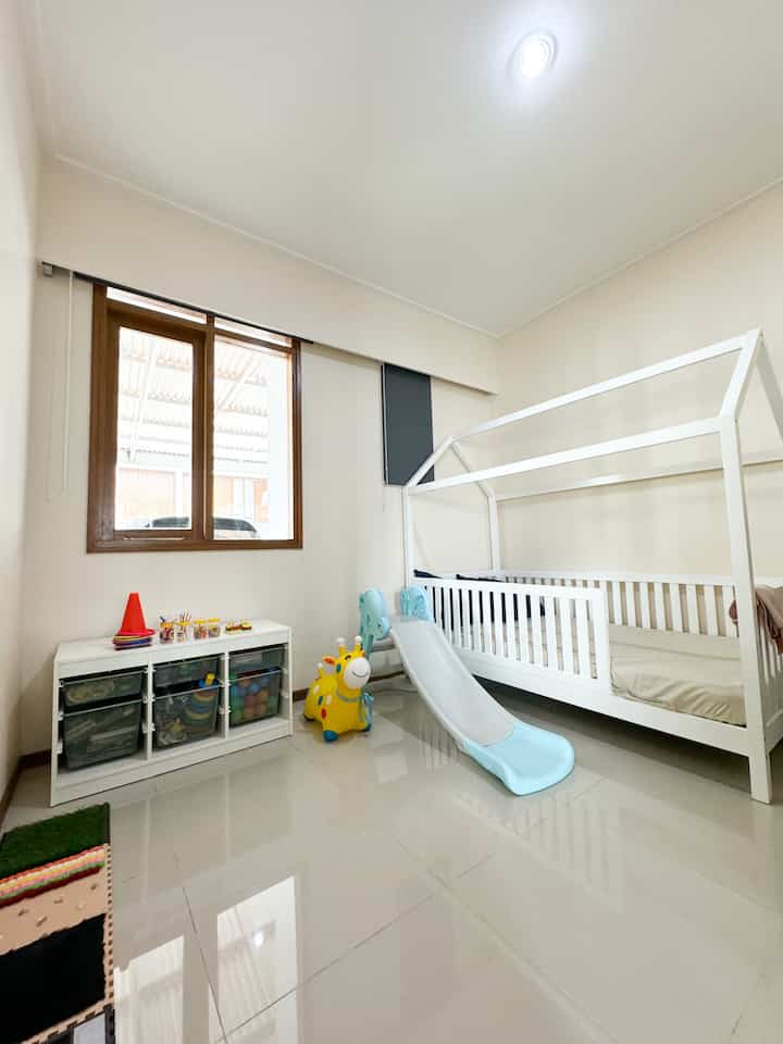 

Halo tetangga!
Selamat datang di kamar anak aku. Untuk kamar anak sengaja pakai warna netral yaitu beige

Rak yang dipakai hanya rak IKEA saja selebih itu tidak ada rak lain. Ada kasur yang dipakai untuk tidur siang, ukuran tinggi kasur 15CM tidak tinggi agar anak bisa naik sendiri

Kamar anak aku menghadap carport jadi tetap ada cahaya masuk 

Semoga menginspirasi yaa🤍

#kamaranak
#dekorasikamaranak
#houserenovation
#inspirasikamaranak
#playroomanak
#kamarbermain 
#kamaranakperempuan 


