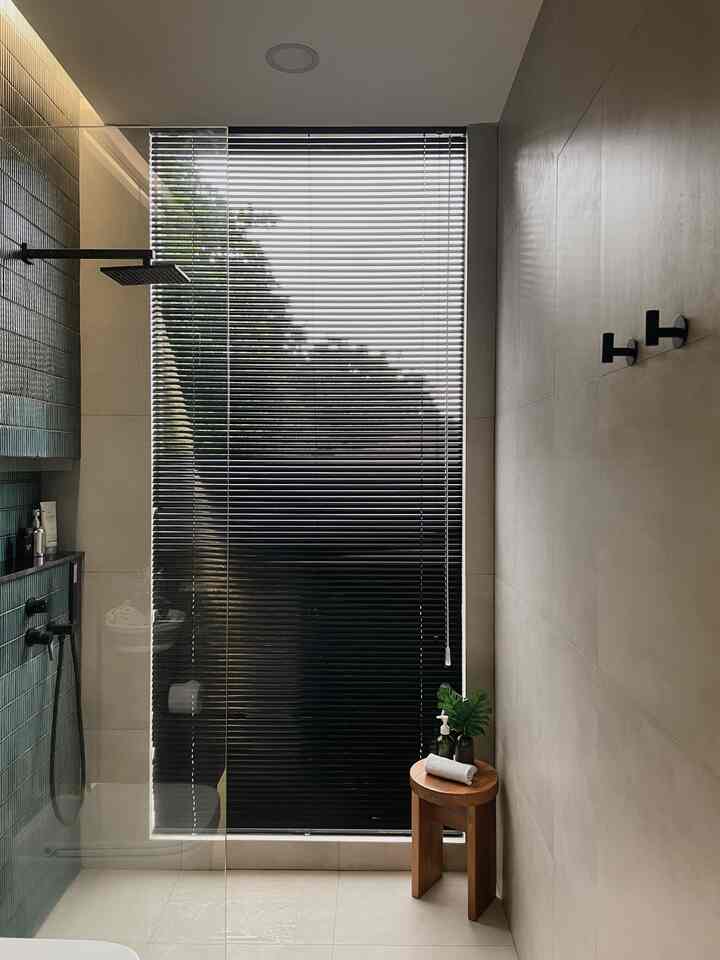 
こちらは角部屋のメインバスルームです。求められるニュアンスはモダンなトロピカルな雰囲気です。このバスルームでは、黒の衛生陶器、黒のシンク、ダークブラインドを使用するなど、家の他の部屋に比べて少し暗い色のデザインを使用しましたが、少しポップなアクセントとして、より新鮮な外観のためにダークグリーンのセラミックを使用しました。

そうそう、このバスルームには大きな鏡を使うのが最善の決断です。自然光が入り、日中部屋のエリアを部分的に照らすことができるからです☀️☺️
_
#インスタホーム
#バスルームインスポ
#バスルームの装飾
#モダンミニマリスト
#モダントロピカル
#ホームデコインスタポ
#RoomDecorInspo
#アットホームコーナー