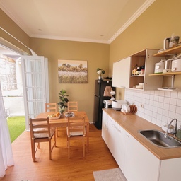 Hai semua selamat datang di area kitchen and dining room rumah kami yang hanya berukuran kurang lebih 3 x 4. area ini adalah jantung dr rumah ini. aktivitas pertama di pagi hari dimulai drsini yaitu menyiapkan sarapan utk keluarga.. ukuran kitchen set adalah 180 cm sehingga kami mengunakan kompor induksi karna lebih compact setelah digunakan bs lgsg disimpan kembali. tidak perlu membobol top table kitchen set, dan top table kitchen stelah masak bisa difungsikan utk food prep  jg.. meja makan mengarah ke taman sehingga suasana makan terasa lebih santai.
#kitchenstyling
#IdeDekorDapur
#MakeoverDapur