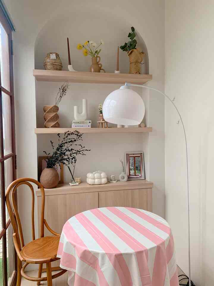 Sudut rumah...
Dengan beberApa printilan sepeerti vas, bunga dan walldecor...
Serta meja dan kursi untuk tempat bersantai dilengkapi dengan standing lamp 😁
Semoga menginspirasi 🤎🤎

#rumahmungil 
#livewithkids 
#rumahtanpaarsitek 
#japandi 
#skandinavian 
#rumahdeveloper 