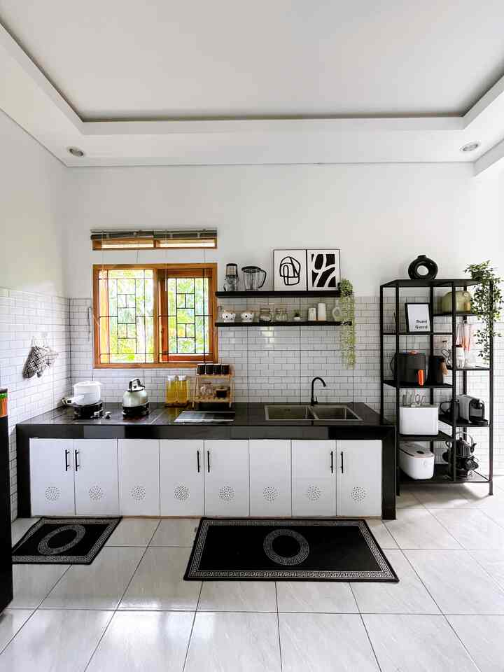 Dapur Monochrome Bumi Gerrd

Cara kami menata dapur agar terlihat rapi dengan menambahkan ambalan dan rak terbuka. Kami belum memiliki kitchen set d dapur ini, kolong dapur menggunakan pintu dari bahan multiplek sisa pembangunan rumah ini agar terlihat lebih rapih dan low budget tentunya. 

#BumiGerrd #KitchenStyling #IdeDekorDapur #MakeOverDapur #DapurMnimalist #DapurMonochrome