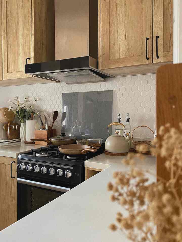 • Caraku Menata Dapur
Beginilah caraku menata dapur yg tidak luas dengan desain leter U barang barang yg memang kurang enak dilihat aku taro semua di dalam kabinet karna dari itu aku memilih desain dari awal untuk dapur kabinet tinggi sampai ke ceiling saja guna nya agar perabot semua bisa masuk ke kabinet.. 
dan agar dapur tetap terlihat estetik aku menaruh beberapa perintilan atau perabot dapur yg bagus bagus di atas top table seperti perabot yg berwarna senada dengan desain dapurku putih-natural wood-hitam dan juga aku menaruh bunga artificial agar menambahkan kesan estetik dapurkuuuu..


#kitchenstyling #idedekordapur #makeoverdapur #kitcheninspiration #scandinaviankitchen #dapurmungil 