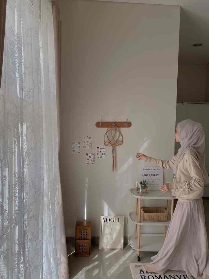 cleaning bedroom 🪟🐰✨

menata dekorasi yang minim dari satu tempat ke tempat yang lain, karna kemarin 2 minggu sakit banyak yang berdebu jadi harus deep cleaning. 

barang” yang berbahan kayu harus apik merawat takut berjamur dan rawan cepat berdebu. 

#BedroomStyle
#WhiteandWood
#KoreanBedroom
#KesetEstetik
#RakTroliEstetik
#DekorasiKamar
#VasEstetik