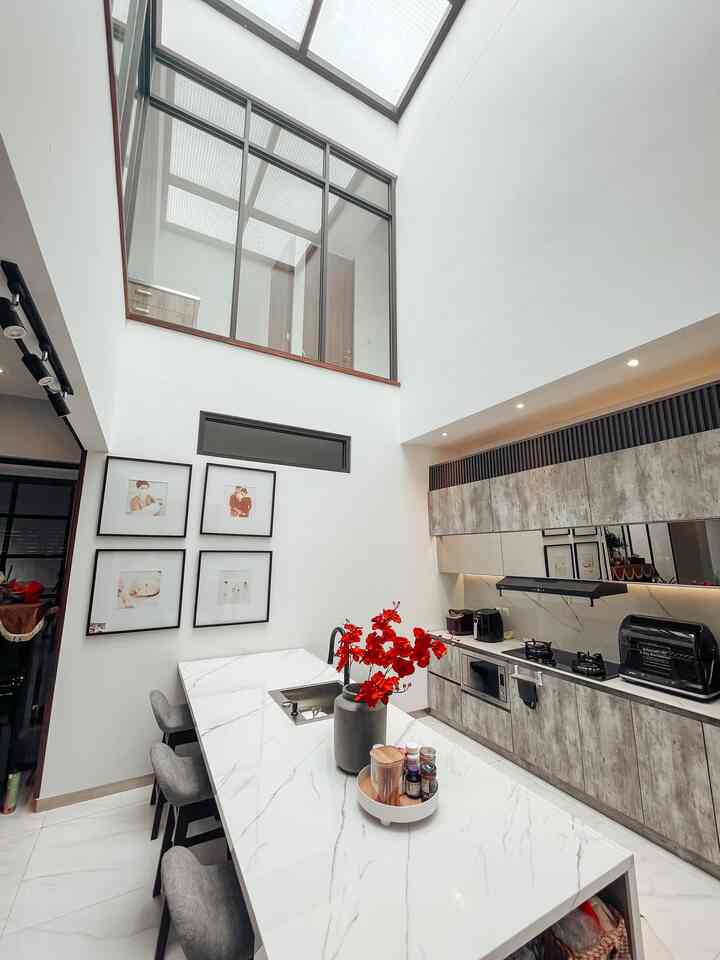 ✨Kitchen with Skylight✨

The kitchen that I use every day from preparing breakfast to dinner.

If you like #mealprep like me, you must have a large, spacious island table. Very helpful.

Then I also don't like too many decorations, because they take up space. So I only added 1 vase and photos on the wall. ❤️❤️

#kitchenstyling #idedekordapur #MakeOverDapur