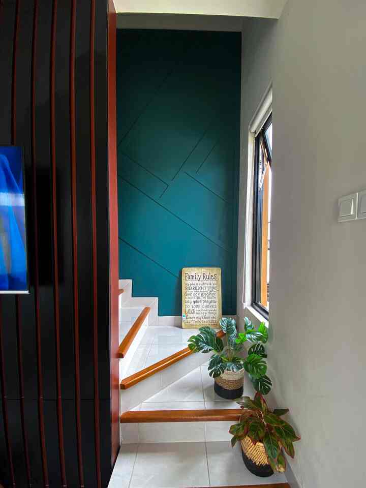 Tangga - menuju tak terbatas

Ini adalah area tangga untuk naik ke lantai 2 yang berisi 2 kamar tidur  dan 1 kamar mandi

Pada awal nya daerah tangga ini polos (seperti di slide pada bawaan developer) dan salah satu area yang kami langsung renov adalah daerah tangga ini.kami menutup tangga ini dengan backdrop tv , yang di bawah nya kami sediakan pintu kamuflase menuju tempat penyimpanan baranh dibawah tangga

Setelah kami menempati 5 buln berjalan ini , salah satu pengerjaan yang kami kerjakan sendiri (lebih tepat nya suami saya) kami mengerjakan wall batten untuk dinding tangga.

Pada libur akhir tahun 2023 kami tidak melakukan kegiatan berlibur tapi kami megerjakan makeover dinding tangga yang kami sebut “PROYEK RUMAH PRIBADI” karna ide sendiri , pengerjaan sendiri dan yang pasti dengan dana sendiri :)))


Proses pengerjaan nya kurang lebih 3 hari , yang dikerjakan secara berkala. Mulai dari membuat pola , menempelkan plat batten , hingga mengecet nya. Dan sesuai target di pergantian tahun 2024 dinding tangga kami sudah selesai proses pengerjaan nya, dan kami sangat puas dengan hasil yang kami kerjakan

Semoga kedepan ny setiap sudut rumah kami ini bisa tertata dan berproses lebih baik lagi hingga menjadi hunian yang sangat baik dan nyaman 

#tangga
#inspirasitangga
#idetangga
#idetanggarumah
#wallbatten
#idewallbatten
#inspirasidinding
#segehouse
