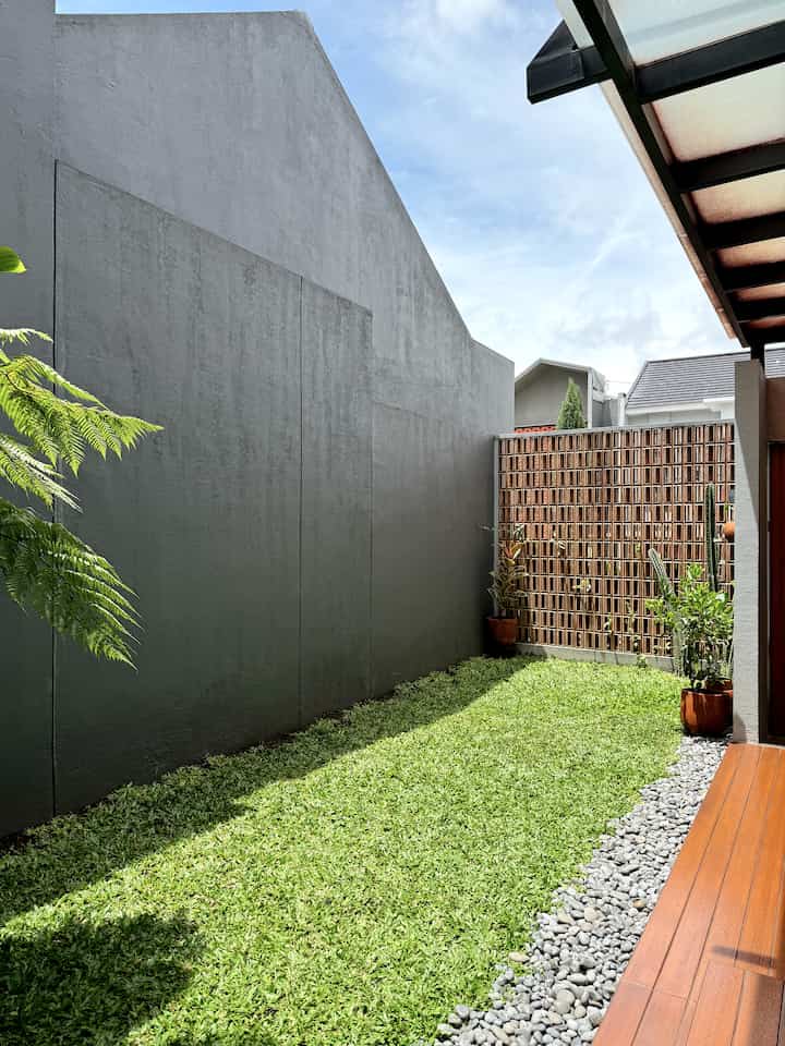 Taman Introvert alias taman di dalam rumah untuk bersantai tanpa terlihat dari luar

Simple hanya mengandalkan rumput jepang saja, sengaja untuk anak2 bermain disini

#taman #tamanhijau #tamanOhouse #roster #teras #teraskayu #terasconwood