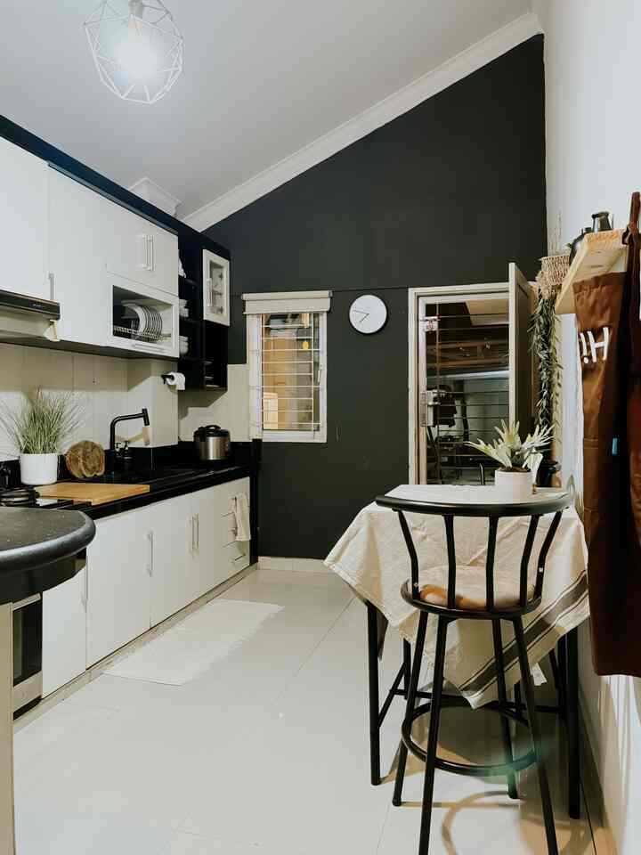 Kitchen Styling Welcoming Ramadan.

Our black and white kitchen is styled with fresh, natural decoration. Green striped cream linen tablecloths, artificial plants, woven baskets and teak wood plates are the decorations that decorate the kitchen in the month of Ramadan.
Choose natural decorations in the kitchen so that the kitchen atmosphere looks fresh, clean and gives a different feel than usual.

#KitchenStyling
#KitchenDecorIdeas
#KitchenMakeover
#naturalstyle
