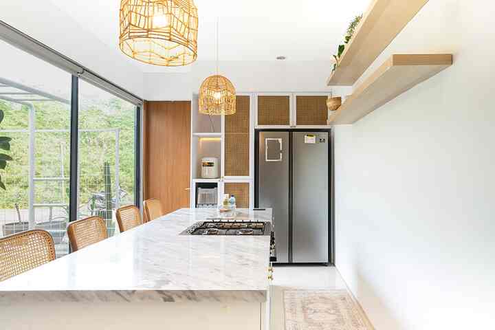 Keanggunan yang mudah dipadukan dengan pesona modern di dapur putih ruang terbuka kami, dihiasi dengan meja marmer carara putih yang ramping dan diterangi oleh cahaya hangat dari lampu gantung rotan yang indah.

Rak tarik di dapur kami adalah solusi cerdas untuk menyimpan bahan-bahan kering, kopi, dan teh dengan rapi, sehingga semuanya mudah dijangkau.

Desain & dibangun oleh Hyde Living.

#Penataan Dapur
#IdeDekorDapur
#MakeOverDapur
#Dapur Putih
#Meja Marmer
#Nordichome
#TheABChaven

