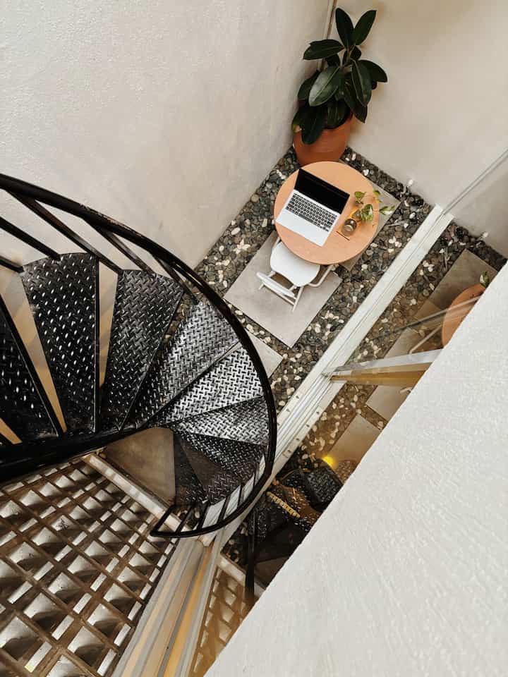 memanfaatkan taman sempit kami menjadi sudut ngopi favorite suami.
- 
taman mungil ini tadinya berisi tanaman2, tapi skg berubah fungsi jadi akses menuju laundry room, dan masih ada sedikit space, jadilah aku sulap jadi tempat nongkrong ala cafe.
- 
karna tempatnya sempit, jadi meja dan kursinya pun harus yang bisa dilipat✨
#tamanmungil
#idedekortaman
#dekorestetik
#rumacefour
#homedecor
#scandinavian
#bogor

