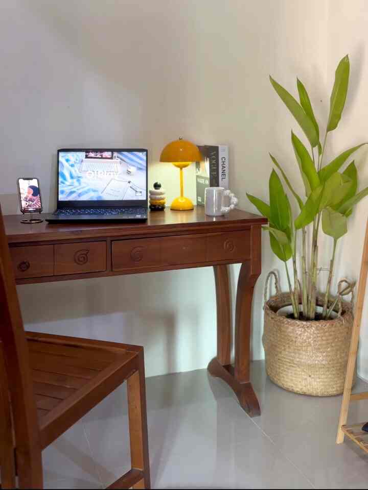 Morning Tetangga ☀️
Welcome to workspace PearlHouse
Ini tempat aku cari2 ide, aku edit2 video dan photo 
Meja dan kursi kerja yg aku pake dari kayu jati ya
Sesuka itu emang aku sama ornamen kayu 😍 
Untuk lampu meja nya sengaja aku pilih warna kuning biar eyechaching 🫰🏻
Semoga menginspirasi kiss kiss form PearlHouse🤎


#workspace
#furniturekayu
#workspaceidea
#lampumeja
#mejakerjaestetik
#pearlhouse
#rumahestetik
