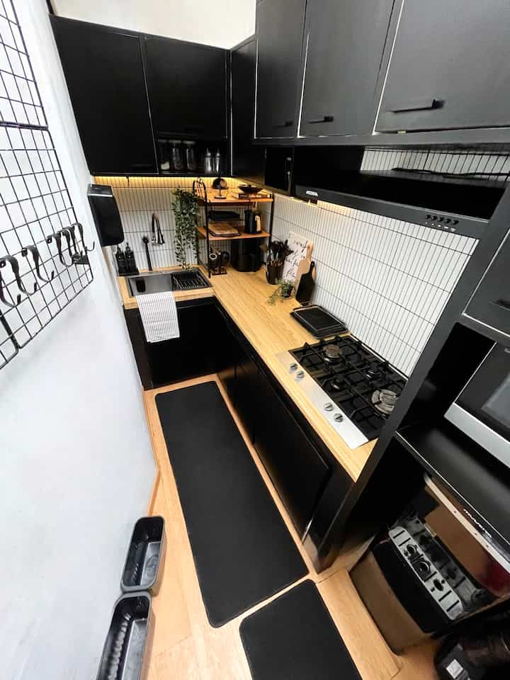 ➖ Kitchen Styling

Halo ketemu lagi sama dapur gang senggol aku yang masih gini-gini aja 😂

Seneng banget sekarang dapur gantengku banyak temennya. 🖤 
Dulu pas memutuskan temanya black / bold di awal 2020 dan waktu itu lagi happening tema ‘white and wood’, jadi susah banget cari perintilan dekor dapur warna hitam 🥹

Karena bentuknya yang L dan memanjang, jadi aku mendekorasi sesuai space dan kebutuhan saja.
Seperti di area kitchen sink harus ada lap, dan botol sabun dan dekat dengan rak piring.
Sedangkan di area prepare ada talenan, pisau di laci, dan di area memasak ada botol minyak dan peniris minyak yang dekat dengan kompor.

Semoga menginspirasi 🖤🤍🤎

#KitchenStyling #IdeDekorDapur #MakeOverDapur #Kitchenstyle #kitchendekor #dekorasidapur #dapurganteng #dapurmamba #dapurmodern #dapurcantik #dapurmungil #smallkitchen #smallkitchendecor #kitcheninspiration #kitcheninspo